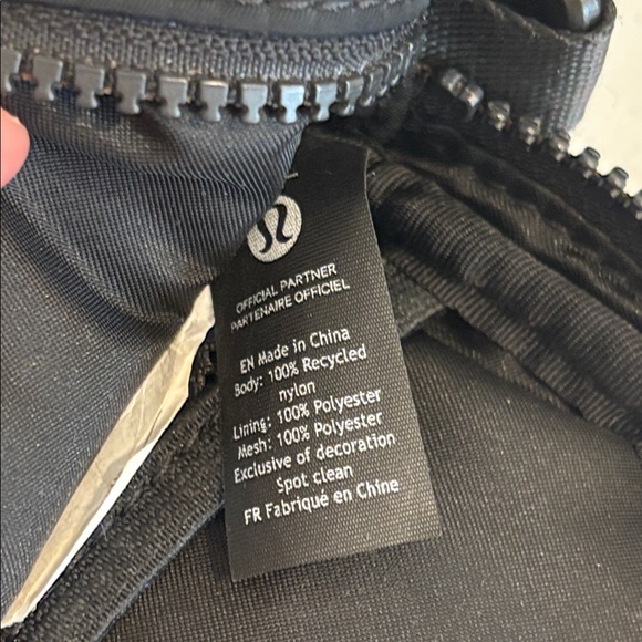 LULULEMON TEAM CANADA Future Legacy crossbody bag purse black OS unisex - Picture 10 of 16